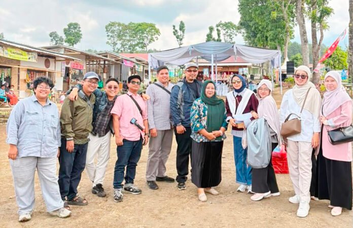 Mahasiswa IBI Kesatuan Bogor mengikuti kegiatan pemberdayaan masyarakat dalam rangkaian ICEMAI 2026 di Huntap Sumbermujur, Lumajang. Foto: Harnas.id