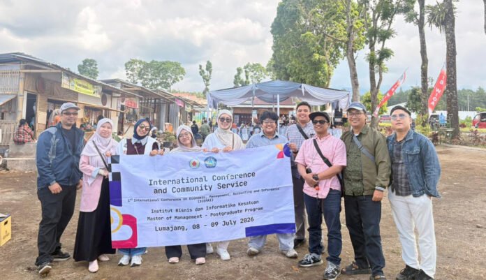 Delegasi mahasiswa IBI Kesatuan Bogor berpartisipasi dalam kegiatan pengabdian masyarakat dan workshop ICEMAI 2026 di Huntap Sumbermujur, Lumajang. (Dok. Harnas.id) Delegasi mahasiswa IBI Kesatuan Bogor berpartisipasi dalam kegiatan pengabdian masyarakat dan workshop ICEMAI 2026 di Huntap Sumbermujur, Lumajang. (Dok. Harnas.id)