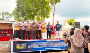 Narasumber dan perwakilan berbagai institusi menghadiri kegiatan Workshop & Community Service dalam rangkaian ICEMAI 2026 di Huntap Sumbermujur, Lumajang. Foto: Harnas.id