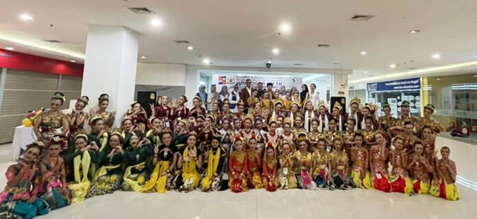 Peserta menampilkan kreasi tari Jaipong dalam Lomba Kreasi Jaipong Tingkat Jawa Barat yang diselenggarakan IWAPI Kota Bogor di Lippo Keboen Raya Bogor. (Dok. IWAPI Kota Bogor) Peserta menampilkan kreasi tari Jaipong dalam Lomba Kreasi Jaipong Tingkat Jawa Barat yang diselenggarakan IWAPI Kota Bogor di Lippo Keboen Raya Bogor. (Dok. IWAPI Kota Bogor)