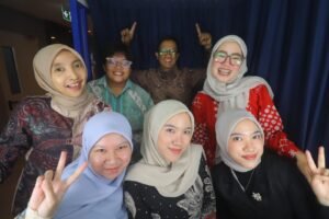 Delegasi mahasiswa Magister Manajemen IBI Kesatuan berfoto di fotobox sekedar mengurangi rasa gugup. Foto: Harnas.id