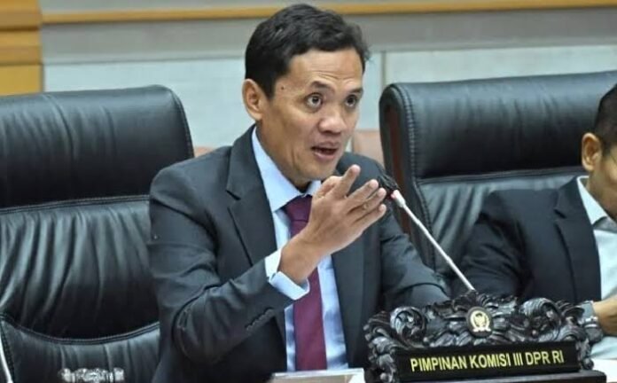 Ketua Komisi III DPR RI Habiburokhman menyampaikan keterangan terkait dukungannya terhadap penyidikan dugaan korupsi pasokan batu bara untuk PLTU. (Dok. DPR RI)