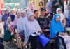 DKPP Kota Bogor Mulai Intervensi Daerah Rawan Pangan, 76 Warga Kebon Kalapa Terima Bantuan Penyaluran bantuan pangan kepada warga penerima manfaat di Kelurahan Kebon Kalapa, Kota Bogor. Foto: Ano Suwarno