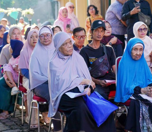 DKPP Kota Bogor Mulai Intervensi Daerah Rawan Pangan, 76 Warga Kebon Kalapa Terima Bantuan Penyaluran bantuan pangan kepada warga penerima manfaat di Kelurahan Kebon Kalapa, Kota Bogor. Foto: Ano Suwarno