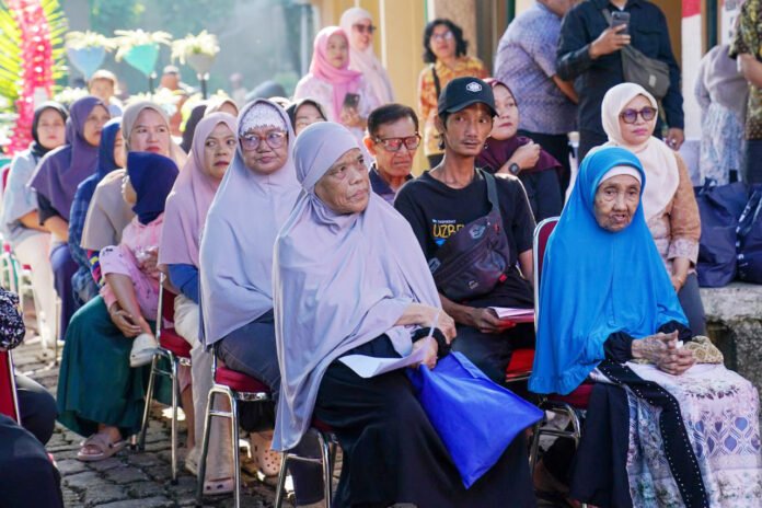 Penyaluran bantuan pangan kepada warga penerima manfaat di Kelurahan Kebon Kalapa, Kota Bogor. Foto: Ano Suwarno