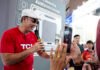 TCL Kenalkan Deretan Produk Terbaru di Jakarta Fair 2026, Siap Bidik Pasar Digital Denny Sumargo saat mengunjungi booth TCL Indonesia di Jakarta Fair Kemayoran 2026 (dok. TCL Indonesia)