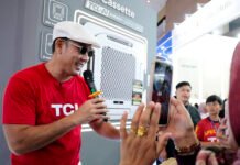 TCL Kenalkan Deretan Produk Terbaru di Jakarta Fair 2026, Siap Bidik Pasar Digital Denny Sumargo saat mengunjungi booth TCL Indonesia di Jakarta Fair Kemayoran 2026 (dok. TCL Indonesia)