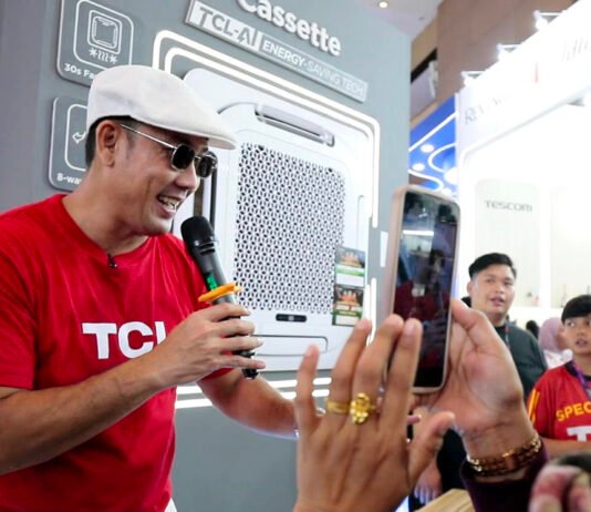 TCL Kenalkan Deretan Produk Terbaru di Jakarta Fair 2026, Siap Bidik Pasar Digital Denny Sumargo saat mengunjungi booth TCL Indonesia di Jakarta Fair Kemayoran 2026 (dok. TCL Indonesia)