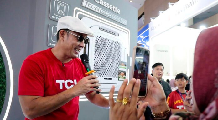 TCL Kenalkan Deretan Produk Terbaru di Jakarta Fair 2026, Siap Bidik Pasar Digital Denny Sumargo saat mengunjungi booth TCL Indonesia di Jakarta Fair Kemayoran 2026 (dok. TCL Indonesia)