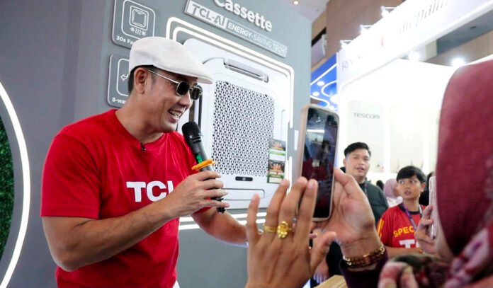 Denny Sumargo saat mengunjungi booth TCL Indonesia di Jakarta Fair Kemayoran 2026 (dok. TCL Indonesia)