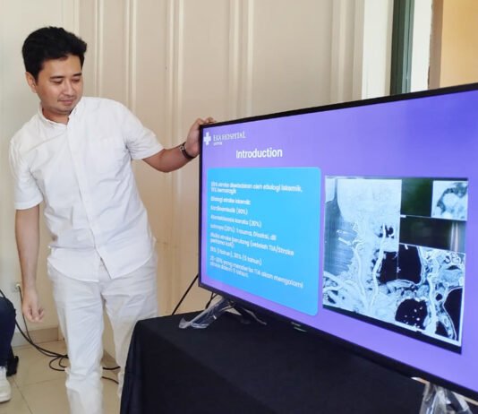 Stroke Iskemik Bisa Dicegah, Dokter Eka Hospital Depok Jelaskan Solusi Intervensi Vaskular dr. Tom Christy Adriani, Sp.B, Subsp.BVE (K), Dokter Spesialis Bedah Vaskular Eka Hospital Depok saat memberikan edukasi mengenai pencegahan stroke iskemik (Dok. Eka Hospital)