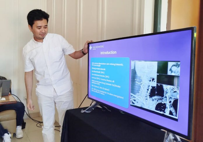dr. Tom Christy Adriani, Sp.B, Subsp.BVE (K), Dokter Spesialis Bedah Vaskular Eka Hospital Depok saat memberikan edukasi mengenai pencegahan stroke iskemik (Dok. Eka Hospital)