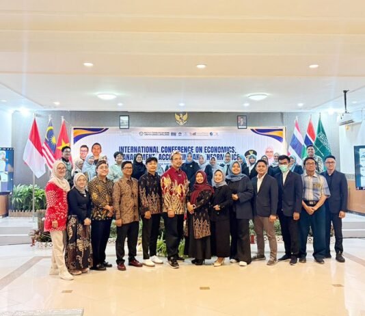 Jalan Panjang Menuju Keberanian Delegasi mahasiswa Magister Manajemen IBI Kesatuan Bogor berfoto bersama di ICEMAI 2026. Foto: Harnas.id