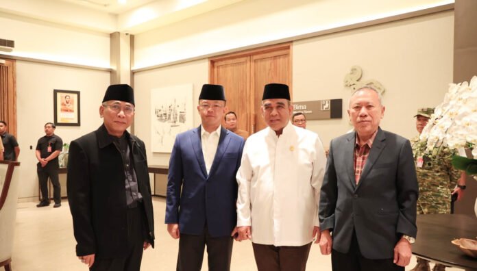 KH Yahya Cholil Staquf dalam Delegasi Indonesia untuk Penghormatan kepada Sayyid Ali Khamenei di Iran. Foto: PBNU KH Yahya Cholil Staquf dalam Delegasi Indonesia untuk Penghormatan kepada Sayyid Ali Khamenei di Iran. Foto: PBNU