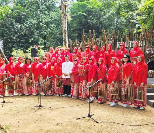 Sebulan Tampil di Kultura Sunda Ngariung Kebun Raya Bogor, Angklung Srikandi Bogor Baru Tutup Penampilan dengan Pesan untuk Generasi Muda Penampilan Srikandi Angklung Bogor Baru dalam Kultura Sunda Ngariung di Kebun Raya Bogor, Sabtu (11/7/2026) (Dok. Harnas/US)