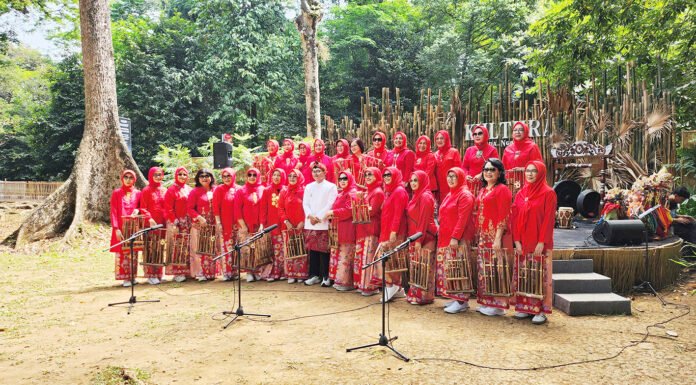 Sebulan Tampil di Kultura Sunda Ngariung Kebun Raya Bogor, Angklung Srikandi Bogor Baru Tutup Penampilan dengan Pesan untuk Generasi Muda Penampilan Srikandi Angklung Bogor Baru dalam Kultura Sunda Ngariung di Kebun Raya Bogor, Sabtu (11/7/2026) (Dok. Harnas/US)