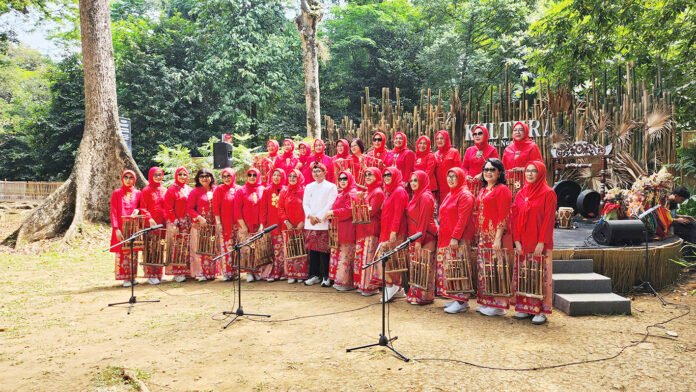 Penampilan Srikandi Angklung Bogor Baru dalam Kultura Sunda Ngariung di Kebun Raya Bogor, Sabtu (11/7/2026) (Dok. Harnas/US)