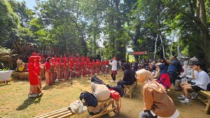 Pengunjung Menyaksikan Penampilan Srikandi Angklung Bogor Baru dalam Kultura Ngariung Sunda di Kebun Raya Bogor, Sabtu (11/7/2026). Dok: Harnas.id