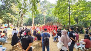 Antusiasme Pengunjung Mengikuti Pertunjukan Angklung pada Program Kultura Ngariung Sunda di Kebun Raya Bogor (11/7/2026). Dok. Harnas.id