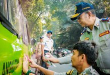 21 Angkot Tua Terjaring Razia, Pemkot Bogor Tegaskan Penataan Transportasi Terus Berjalan Petugas Gabungan Melakukan Pemeriksaan Angkutan Kota dalam Operasi Penertiban di Jalan H. Ir. Juanda, Kota Bogor (Dok. Pemkot Bogor)