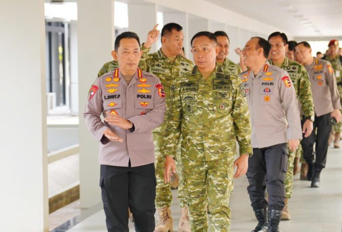 Kapolri Jenderal Listyo Sigit Prabowo dan Panglima TNI Jenderal Agus Subiyanto Saat Pertemuan di Mabes TNI Cilangkap, Jakarta Timur (Dok. Istimewa)