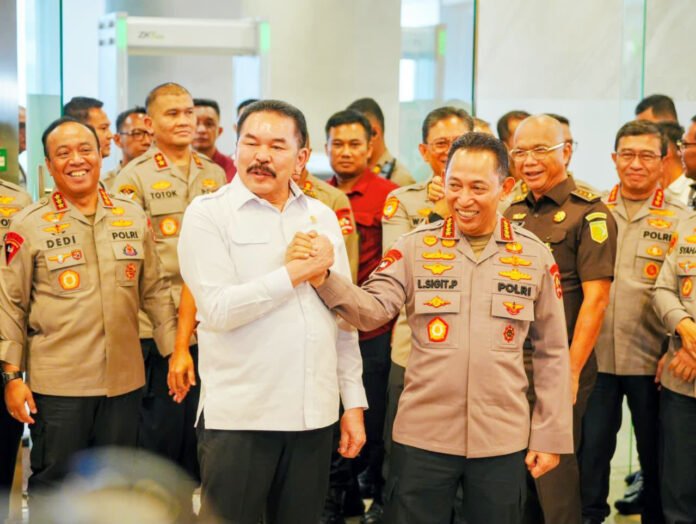 Kapolri Jenderal Listyo Sigit Prabowo dan Jaksa Agung Sanitiar Burhanuddin Saat Pertemuan di Gedung Kejaksaan Agung RI, Jakarta Selatan (Dok. Istimewa)