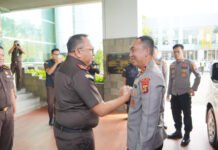 Kapolda Sumsel Sambangi Kejati, Soliditas Penegak Hukum Dibawa ke Semangat ‘Nyago Bumi Sriwijaya’ Kapolda Sumsel Irjen Pol Sandi Nugroho Bersama Kajati Sumsel Ketut Sumedana Saat Silaturahmi di Kantor Kejati Sumsel, Palembang (Dok. Polda Sumsel)