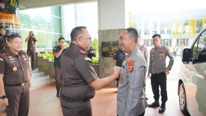 Kapolda Sumsel Irjen Pol Sandi Nugroho Bersama Kajati Sumsel Ketut Sumedana Saat Silaturahmi di Kantor Kejati Sumsel, Palembang (Dok. Polda Sumsel) Kapolda Sumsel Irjen Pol Sandi Nugroho Bersama Kajati Sumsel Ketut Sumedana Saat Silaturahmi di Kantor Kejati Sumsel, Palembang (Dok. Polda Sumsel)