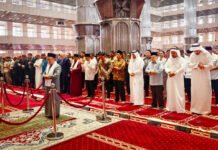 Jusuf Kalla Melayat ke Kedubes Qatar, Sampaikan Duka atas Wafatnya Sheikh Hamad bin Khalifa Al Thani Jusuf Kalla dan Sejumlah Pejabat Hadiri Salat Ghaib untuk Sheikh Hamad bin Khalifa Al Thani. Foto: Istimewa