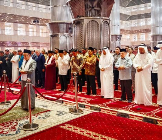 Jusuf Kalla Melayat ke Kedubes Qatar, Sampaikan Duka atas Wafatnya Sheikh Hamad bin Khalifa Al Thani Jusuf Kalla dan Sejumlah Pejabat Hadiri Salat Ghaib untuk Sheikh Hamad bin Khalifa Al Thani. Foto: Istimewa