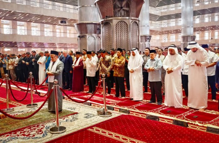 Jusuf Kalla dan Sejumlah Pejabat Hadiri Salat Ghaib untuk Sheikh Hamad bin Khalifa Al Thani. Foto: Istimewa Jusuf Kalla dan Sejumlah Pejabat Hadiri Salat Ghaib untuk Sheikh Hamad bin Khalifa Al Thani. Foto: Istimewa