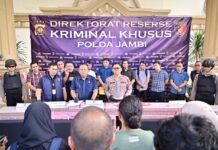 Pembobol Rekening 6.609 Nasabah Bank Jambi Terungkap, Kerugian Tembus Rp144,82 Miliar Konferensi pers pengungkapan kasus pembobolan rekening nasabah Bank Jambi oleh Ditreskrimsus Polda Jambi. (Dok. Polda Jambi)