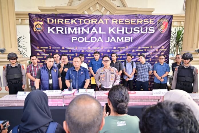 Konferensi pers pengungkapan kasus pembobolan rekening nasabah Bank Jambi oleh Ditreskrimsus Polda Jambi. (Dok. Polda Jambi) Konferensi pers pengungkapan kasus pembobolan rekening nasabah Bank Jambi oleh Ditreskrimsus Polda Jambi. (Dok. Polda Jambi)