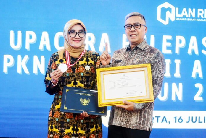 Sekda Kota Bogor bersama ASN berprestasi usai mengikuti Pelatihan Kepemimpinan Nasional Tingkat II di LAN. Foto: Pemkot Bogor