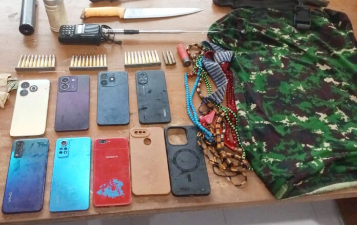 Petugas Satgas Operasi Damai Cartenz mengamankan barang bukti dalam operasi penegakan hukum di Yahukimo (Dok. Satgas Cartenz) Petugas Satgas Operasi Damai Cartenz mengamankan barang bukti dalam operasi penegakan hukum di Yahukimo (Dok. Satgas Cartenz)