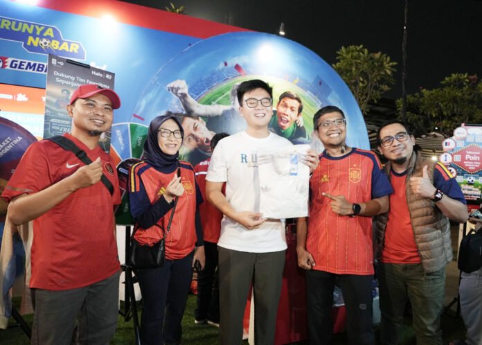 Suasana nonton bareng Final Piala Dunia FIFA 2026 yang digelar Telkomsel di wilayah Jabotabek Jabar. (Dok. Telkomsel) Suasana nonton bareng Final Piala Dunia FIFA 2026 yang digelar Telkomsel di wilayah Jabotabek Jabar. (Dok. Telkomsel)