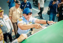 Angkot Tua Mulai Disingkirkan dari Jalanan Bogor, 313 Armada Sudah Tak Beroperasi Wakil Wali Kota Bogor Jenal Mutaqin memeriksa kondisi dan dokumen angkot saat operasi penertiban kendaraan tua di Kota Bogor (Dok. Pemkot Bogor)