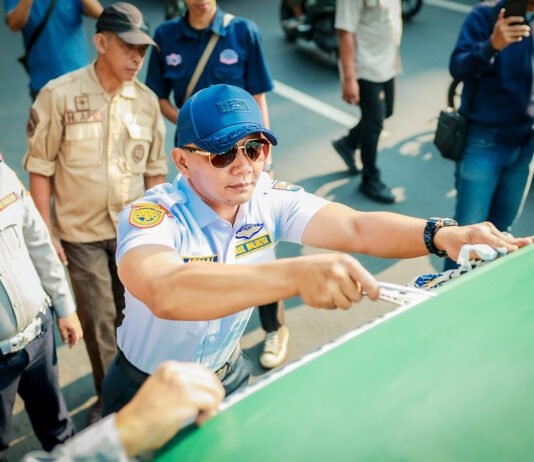 Angkot Tua Mulai Disingkirkan dari Jalanan Bogor, 313 Armada Sudah Tak Beroperasi Wakil Wali Kota Bogor Jenal Mutaqin memeriksa kondisi dan dokumen angkot saat operasi penertiban kendaraan tua di Kota Bogor (Dok. Pemkot Bogor)