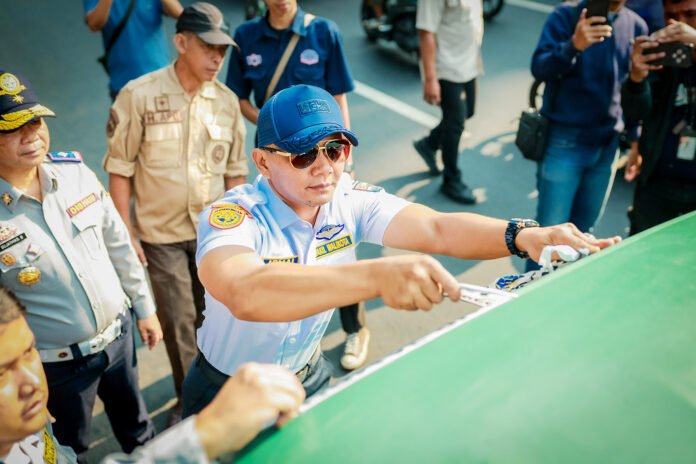 Wakil Wali Kota Bogor Jenal Mutaqin memeriksa kondisi dan dokumen angkot saat operasi penertiban kendaraan tua di Kota Bogor (Dok. Pemkot Bogor) Wakil Wali Kota Bogor Jenal Mutaqin memeriksa kondisi dan dokumen angkot saat operasi penertiban kendaraan tua di Kota Bogor (Dok. Pemkot Bogor)