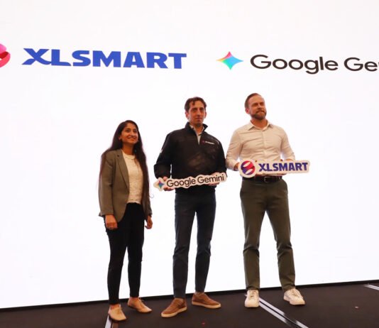 Google Gemini Masuk Paket Data XL, AXIS, dan SMARTFREN, XLSMART Bidik Pengguna AI Harian Gemini lead APAC, Charu Joshi ,Chief Marketing Officer XLSMART, Alfons Bosch Sansa bersama dengan Director Gemini Strategy, David Rokeach dalam acara press conference kolaborasi antara XLSMART dengan Google di Jakarta, Selasa (21/7). Melalui kolaborasi dengan Google Gemini, XLSMART menghadirkan akses Paket Plus Google Gemini selama 6 bulan bagi pelanggan prabayar XL, AXIS, dan SMARTFREN melalui pembelian paket internet tertentu, untuk mendukung aktivitas belajar, bekerja, berkarya, dan produktivitas digital sehari-hari. Foto: XLSMART