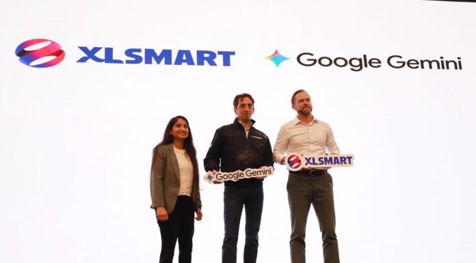Google Gemini Masuk Paket Data XL, AXIS, dan SMARTFREN, XLSMART Bidik Pengguna AI Harian Gemini lead APAC, Charu Joshi ,Chief Marketing Officer XLSMART, Alfons Bosch Sansa bersama dengan Director Gemini Strategy, David Rokeach dalam acara press conference kolaborasi antara XLSMART dengan Google di Jakarta, Selasa (21/7). Melalui kolaborasi dengan Google Gemini, XLSMART menghadirkan akses Paket Plus Google Gemini selama 6 bulan bagi pelanggan prabayar XL, AXIS, dan SMARTFREN melalui pembelian paket internet tertentu, untuk mendukung aktivitas belajar, bekerja, berkarya, dan produktivitas digital sehari-hari. Foto: XLSMART