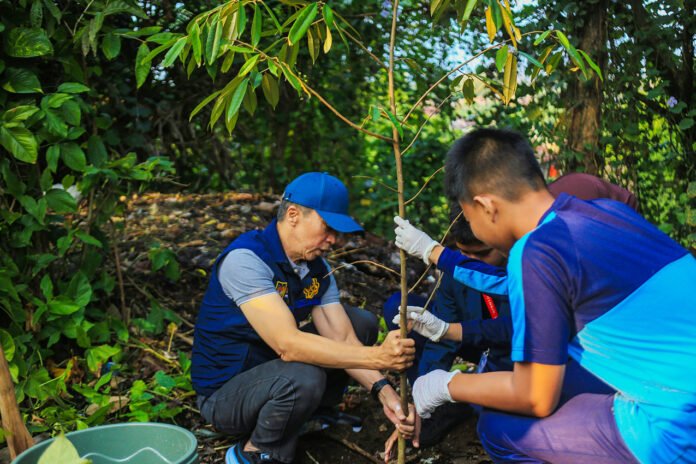 Siswa SMP bersama Wali Kota Bogor mengikuti kegiatan penanaman pohon dan pembersihan Kali Cipakancilan di kawasan Paledang, Kota Bogor (dok. Pemkot Bogor) Siswa SMP bersama Wali Kota Bogor mengikuti kegiatan penanaman pohon dan pembersihan Kali Cipakancilan di kawasan Paledang, Kota Bogor (dok. Pemkot Bogor)