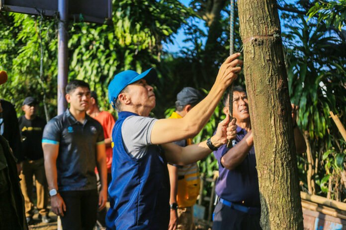 Dedie A. Rachim saat mengikuti kegiatan korvei dan penataan lingkungan di kawasan Paledang, Kota Bogor (dok. Pemkot Bogor) Dedie A. Rachim saat mengikuti kegiatan korvei dan penataan lingkungan di kawasan Paledang, Kota Bogor (dok. Pemkot Bogor)