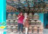 Tak Lagi Hanya Terima Bansos, 1.200 Warga Karanganyar Dibina Kemensos Jadi Pelaku Usaha Salah satu keluarga penerima manfaat Program Pemberdayaan Sosial Ekonomi saat menjalankan usaha produktif di Kabupaten Karanganyar, Jawa Tengah (dok. Kemensos)