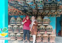 Tak Lagi Hanya Terima Bansos, 1.200 Warga Karanganyar Dibina Kemensos Jadi Pelaku Usaha Salah satu keluarga penerima manfaat Program Pemberdayaan Sosial Ekonomi saat menjalankan usaha produktif di Kabupaten Karanganyar, Jawa Tengah (dok. Kemensos)