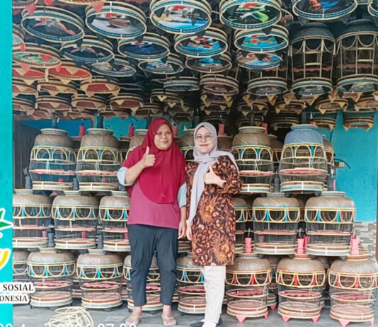 Tak Lagi Hanya Terima Bansos, 1.200 Warga Karanganyar Dibina Kemensos Jadi Pelaku Usaha Salah satu keluarga penerima manfaat Program Pemberdayaan Sosial Ekonomi saat menjalankan usaha produktif di Kabupaten Karanganyar, Jawa Tengah (dok. Kemensos)
