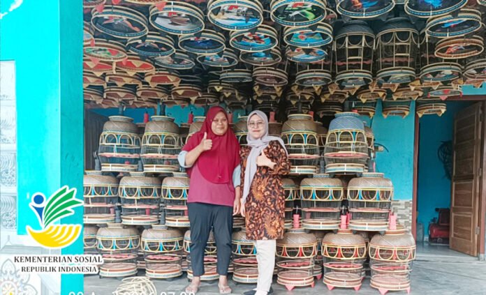 Salah satu keluarga penerima manfaat Program Pemberdayaan Sosial Ekonomi saat menjalankan usaha produktif di Kabupaten Karanganyar, Jawa Tengah (dok. Kemensos)