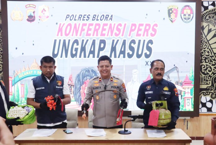 Petugas Polres Blora menunjukkan barang bukti yang diamankan dalam pengungkapan dugaan pengoplosan LPG subsidi di Kabupaten Blora (dok. Polres Blora)
