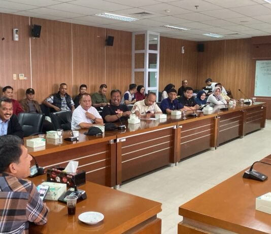DPRD Kota Bogor Terima Aspirasi Satpam dari Berbagai Instansi Wakil Ketua II DPRD Kota Bogor saat menghadiri pertemuan bersama para satuan pengamanan (satpam) dari berbagai instansi di Ruang Serbaguna DPRD Kota Bogor, Sabtu (18/7/2026). Foto: Harnas.id