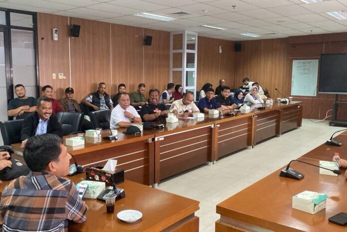 Wakil Ketua II DPRD Kota Bogor saat menghadiri pertemuan bersama para satuan pengamanan (satpam) dari berbagai instansi di Ruang Serbaguna DPRD Kota Bogor, Sabtu (18/7/2026). Foto: Harnas.id